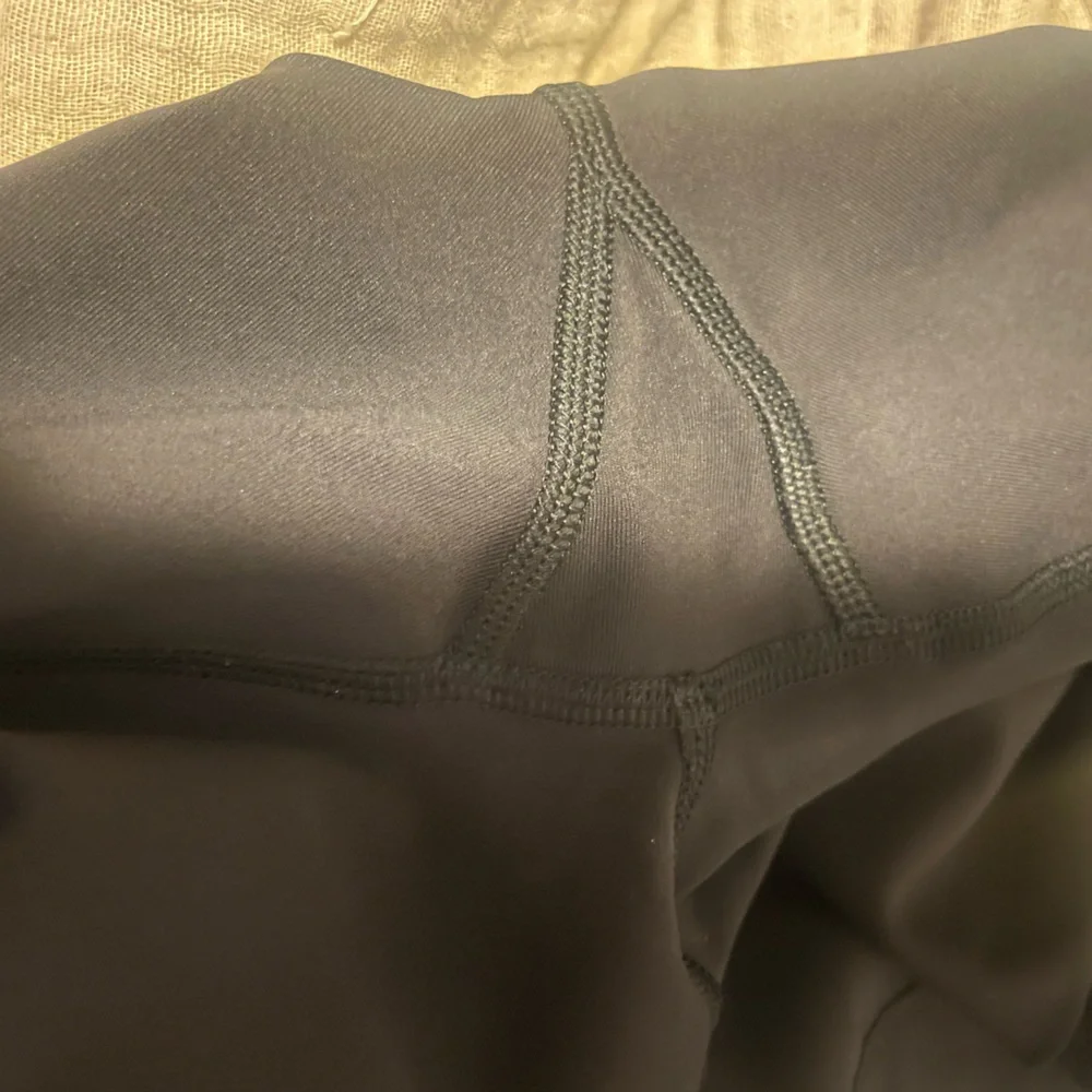 Lululemon Pace Rival Crop *Full-On Luxtreme 22"
Black Women’s Size 4 - Picture 7 of 7
